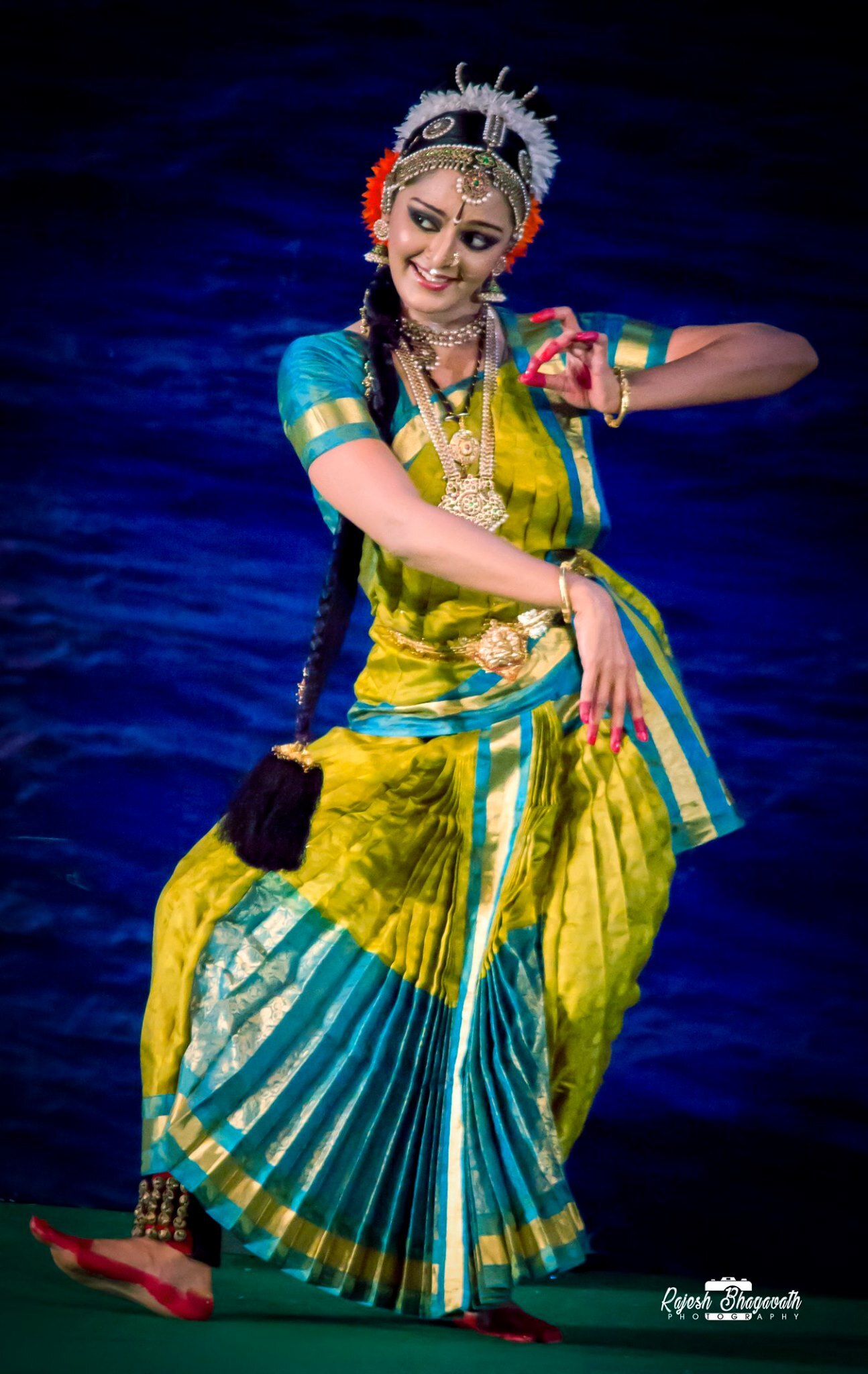 നിറഞ്ഞ് ചിരിച്ച് മഞ്ജു വാര്യർ, ഒപ്പം ബിരിയാണിയും ധ്യാനും ശ്രീനിവാസനും, ചിത്രങ്ങൾ കാണാം