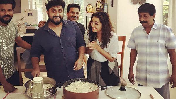 നിറഞ്ഞ് ചിരിച്ച് മഞ്ജു വാര്യർ, ഒപ്പം ബിരിയാണിയും ധ്യാനും ശ്രീനിവാസനും, ചിത്രങ്ങൾ കാണാം