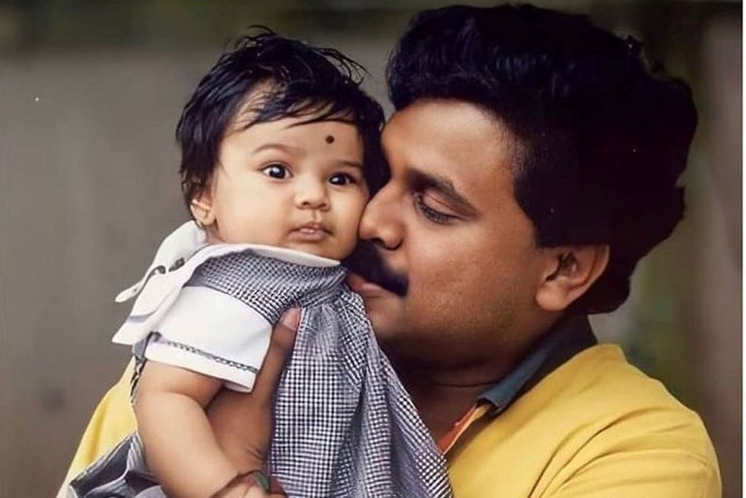 'അച്ഛാ ഐ ലവ് യൂ..' അച്ഛന്റെ നല്ല കുട്ടി മീനാക്ഷി, ചിത്രങ്ങൾ കാണാം