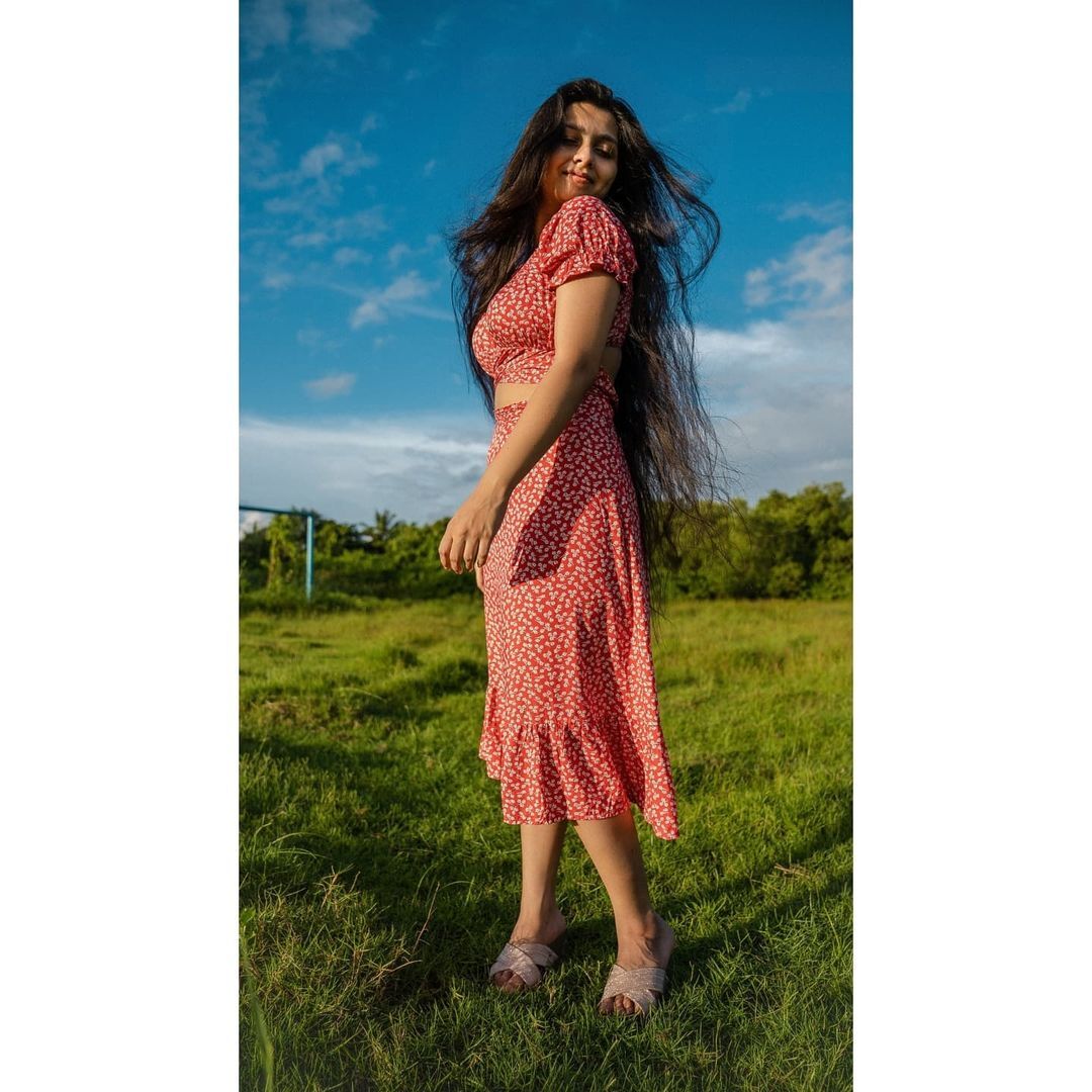 അടിപൊളി ലുക്കില്‍ തിളങ്ങി നിരഞ്ജന; എന്തൊരു ക്യൂട്ടാണെന്ന് ആരാധകര്‍, വൈറല്‍ ചിത്രങ്ങള്‍ കാണാം