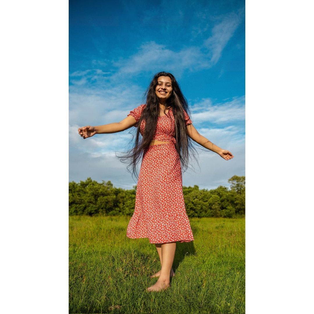 അടിപൊളി ലുക്കില്‍ തിളങ്ങി നിരഞ്ജന; എന്തൊരു ക്യൂട്ടാണെന്ന് ആരാധകര്‍, വൈറല്‍ ചിത്രങ്ങള്‍ കാണാം