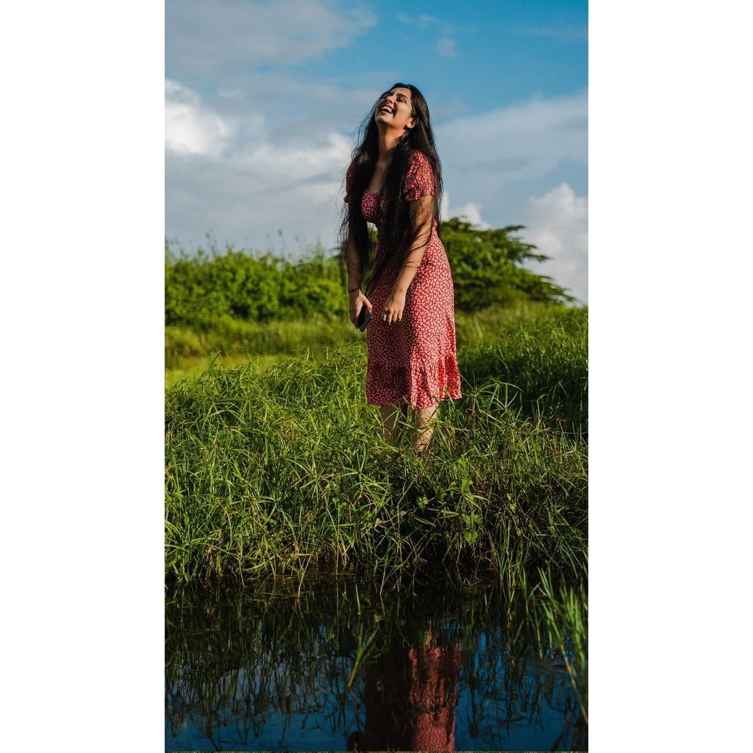 അടിപൊളി ലുക്കില്‍ തിളങ്ങി നിരഞ്ജന; എന്തൊരു ക്യൂട്ടാണെന്ന് ആരാധകര്‍, വൈറല്‍ ചിത്രങ്ങള്‍ കാണാം