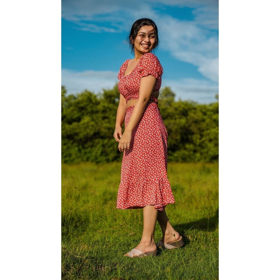 അടിപൊളി ലുക്കില്‍ തിളങ്ങി നിരഞ്ജന; എന്തൊരു ക്യൂട്ടാണെന്ന് ആരാധകര്‍, വൈറല്‍ ചിത്രങ്ങള്‍ കാണാം