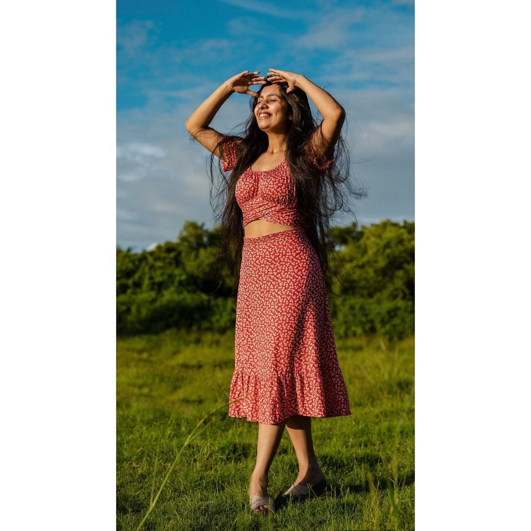 അടിപൊളി ലുക്കില്‍ തിളങ്ങി നിരഞ്ജന; എന്തൊരു ക്യൂട്ടാണെന്ന് ആരാധകര്‍, വൈറല്‍ ചിത്രങ്ങള്‍ കാണാം