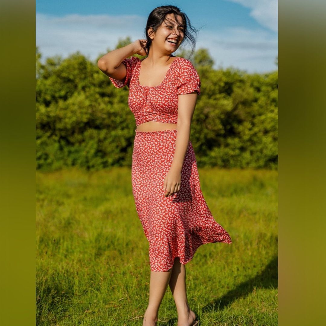 അടിപൊളി ലുക്കില്‍ തിളങ്ങി നിരഞ്ജന; എന്തൊരു ക്യൂട്ടാണെന്ന് ആരാധകര്‍, വൈറല്‍ ചിത്രങ്ങള്‍ കാണാം