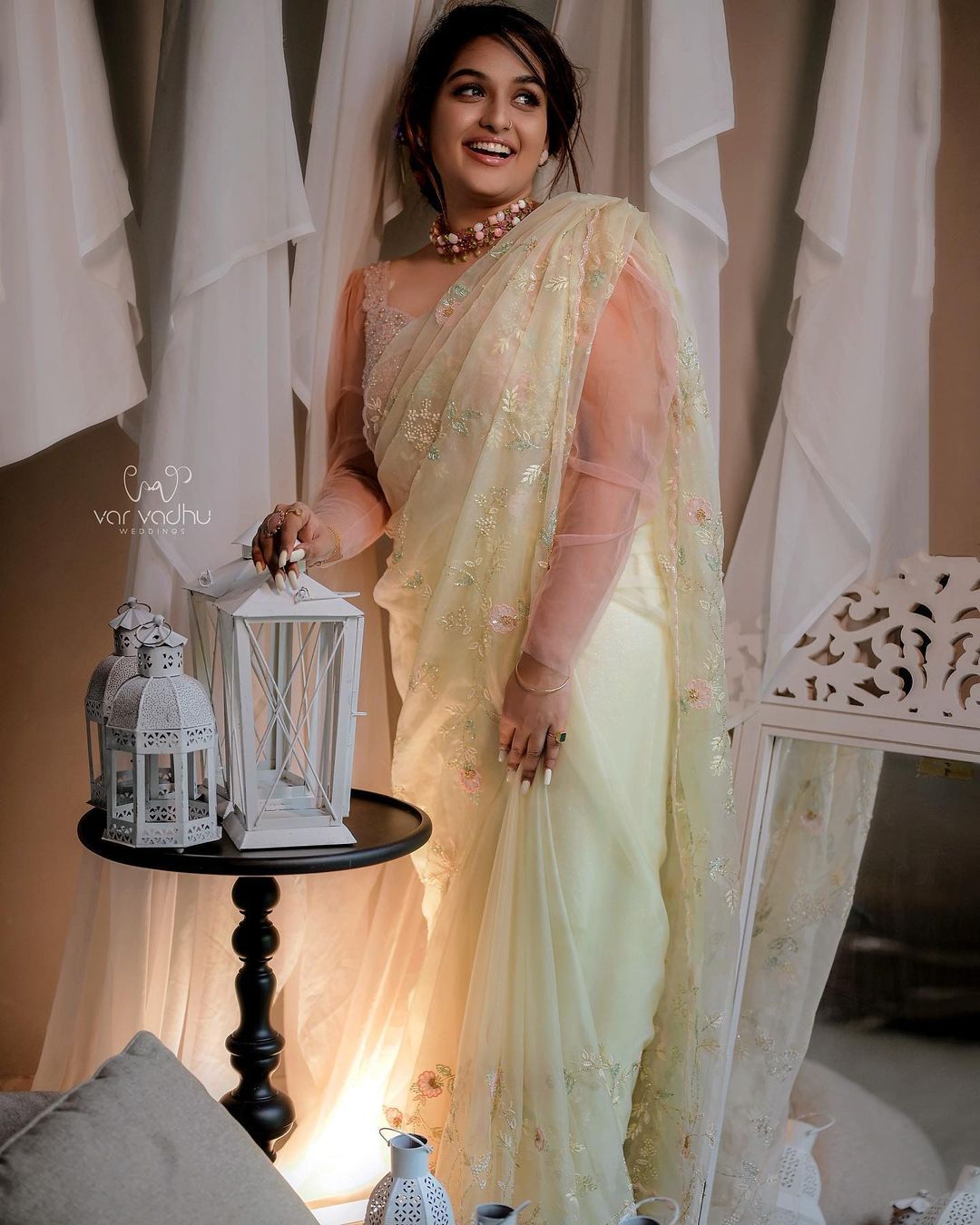 സാരിയില്‍ മാലഖയെ പോലെ തിളങ്ങി പ്രയാഗ മാര്‍ട്ടിന്‍; ഫോട്ടോഷൂട്ട് ഏറ്റെടുത്ത് ആരാധകര്‍