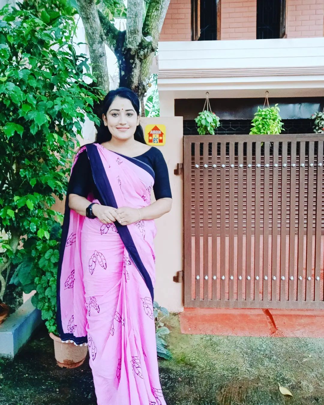 പച്ചപനംതത്തയായി സാരിയിൽ അനുമോൾ കാർത്തു... വൈറൽ ചിത്രങ്ങൾ