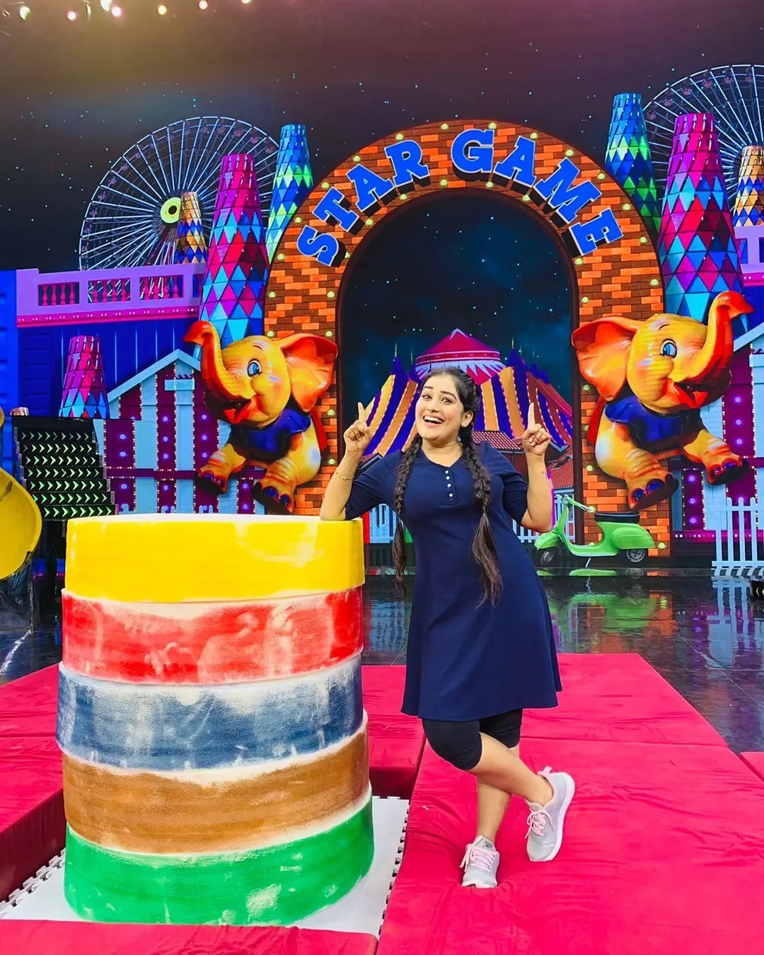 പച്ചപനംതത്തയായി സാരിയിൽ അനുമോൾ കാർത്തു... വൈറൽ ചിത്രങ്ങൾ