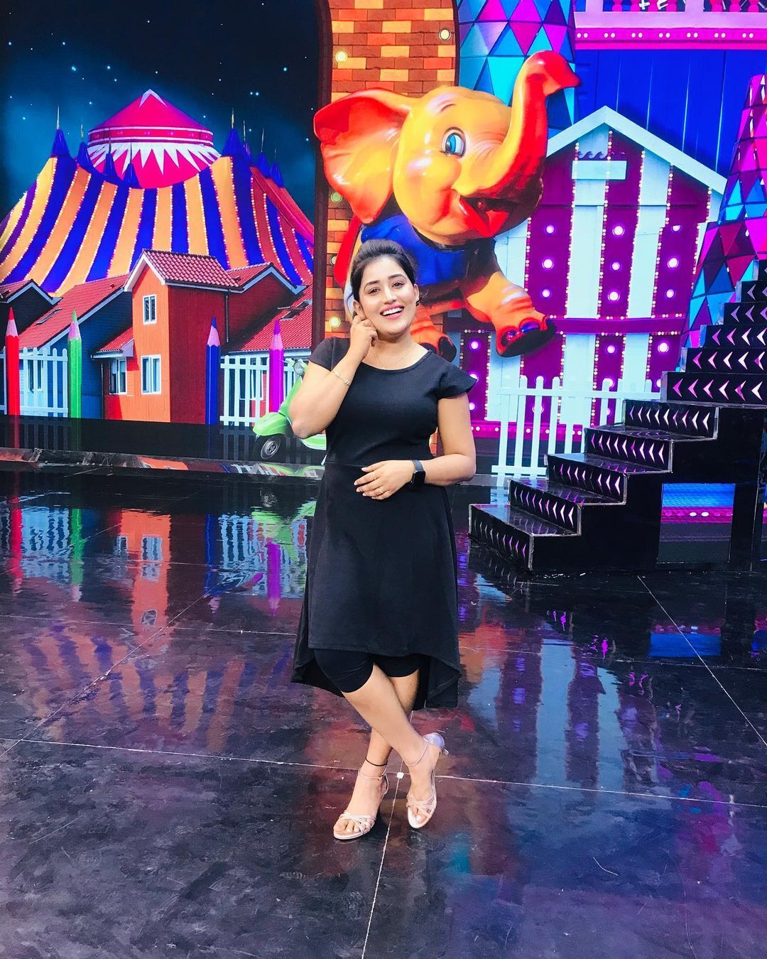 പച്ചപനംതത്തയായി സാരിയിൽ അനുമോൾ കാർത്തു... വൈറൽ ചിത്രങ്ങൾ