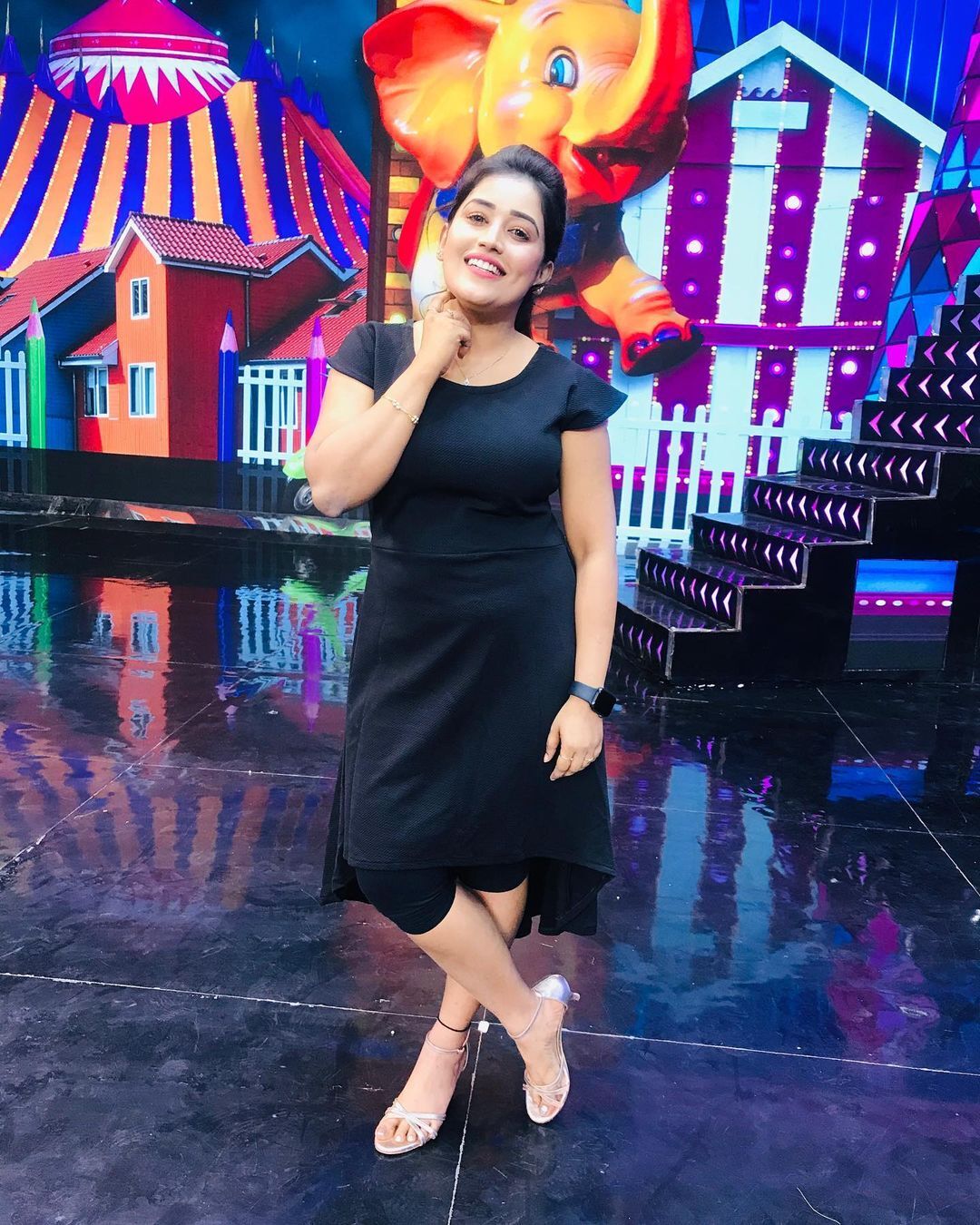 പച്ചപനംതത്തയായി സാരിയിൽ അനുമോൾ കാർത്തു... വൈറൽ ചിത്രങ്ങൾ