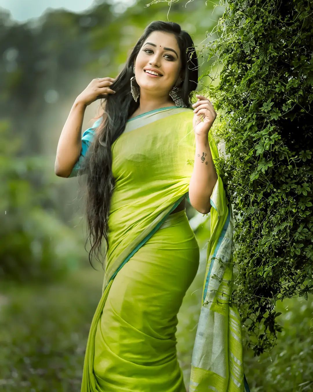 പച്ചപനംതത്തയായി സാരിയിൽ അനുമോൾ കാർത്തു... വൈറൽ ചിത്രങ്ങൾ