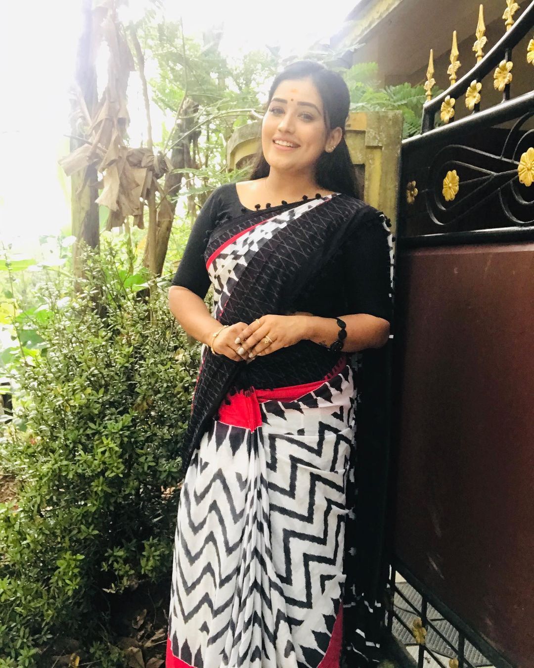 പച്ചപനംതത്തയായി സാരിയിൽ അനുമോൾ കാർത്തു... വൈറൽ ചിത്രങ്ങൾ