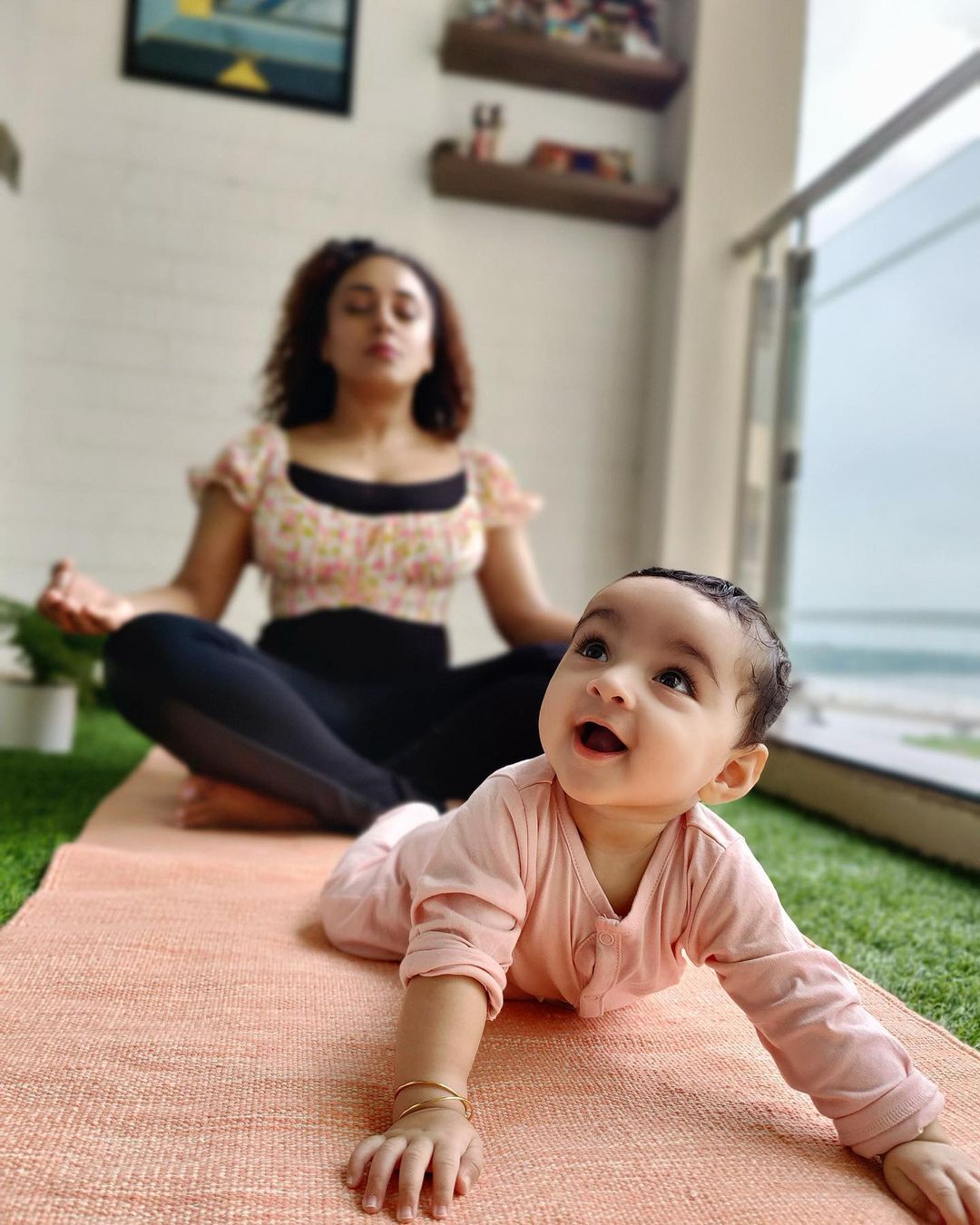 കുഞ്ഞു നിളയോടൊപ്പം പേളി മാണിയുടെ യോഗ; വാവ എന്തൊരു ക്യൂട്ടാണെന്ന് ആരാധകര്‍