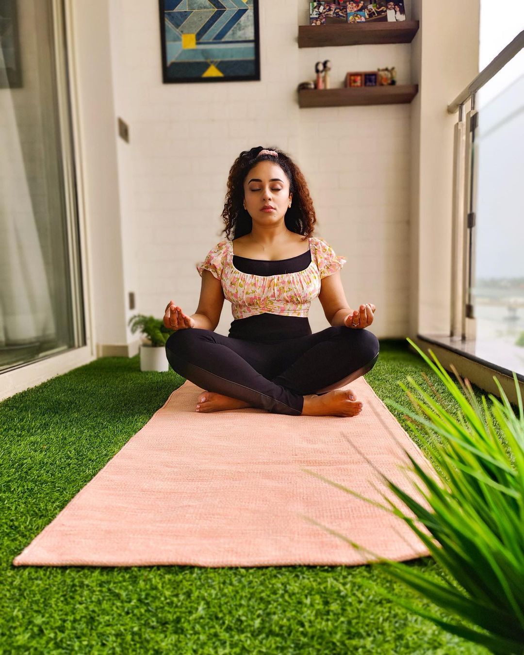 കുഞ്ഞു നിളയോടൊപ്പം പേളി മാണിയുടെ യോഗ; വാവ എന്തൊരു ക്യൂട്ടാണെന്ന് ആരാധകര്‍