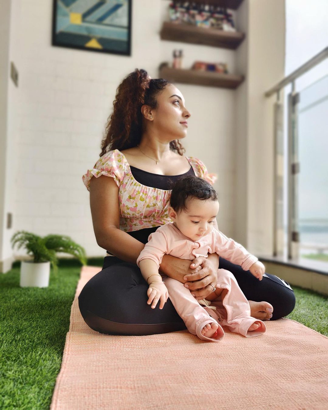 കുഞ്ഞു നിളയോടൊപ്പം പേളി മാണിയുടെ യോഗ; വാവ എന്തൊരു ക്യൂട്ടാണെന്ന് ആരാധകര്‍