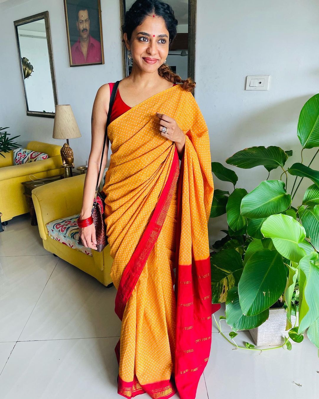 ഒരു രക്ഷയുമില്ലല്ലോ.. പച്ച സാരിയിൽ അതിസുന്ദരിയായി പൂർണിമ, ചിത്രങ്ങൾ വൈറൽ