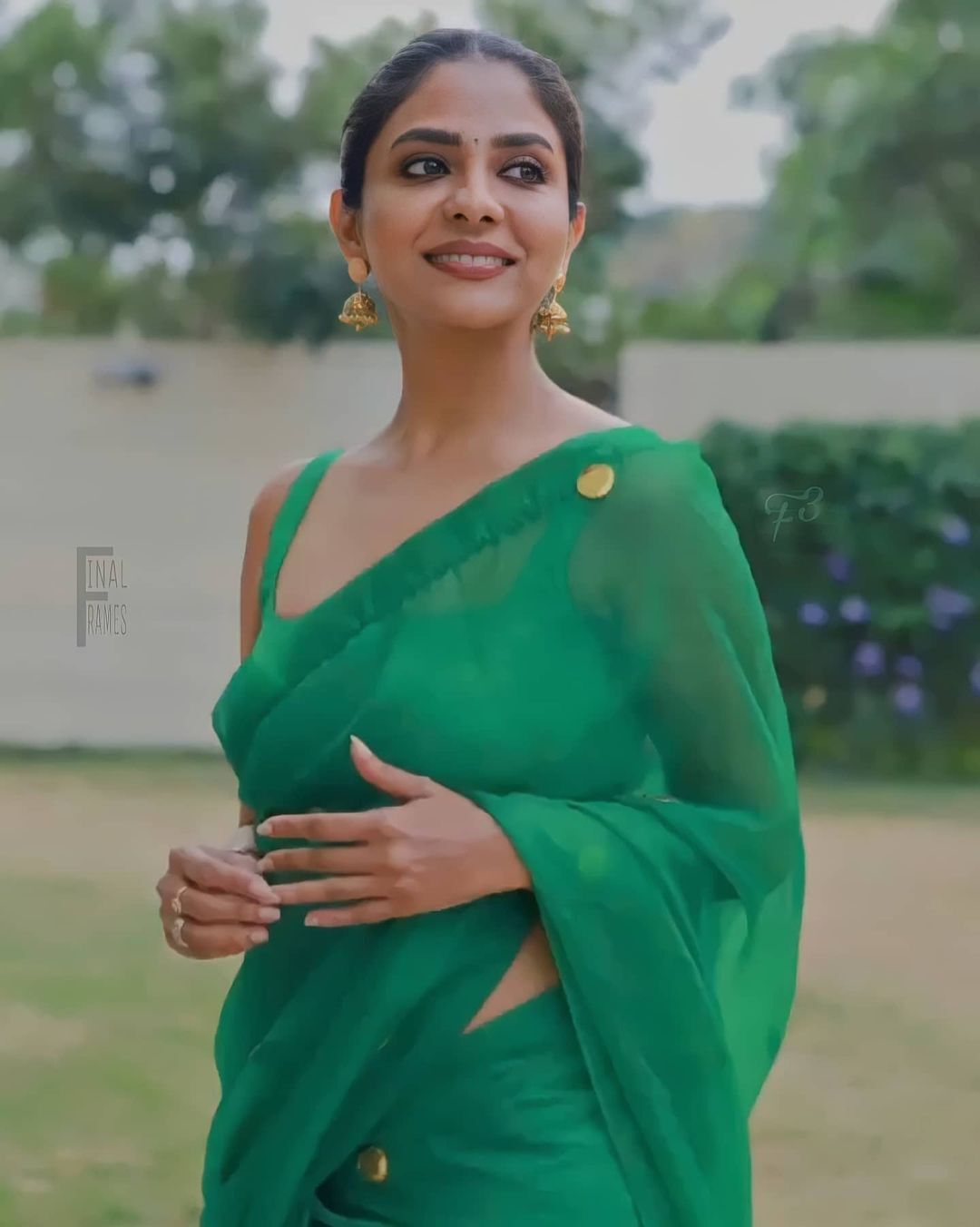 ഒരു രക്ഷയുമില്ലല്ലോ.. പച്ച സാരിയിൽ അതിസുന്ദരിയായി പൂർണിമ, ചിത്രങ്ങൾ വൈറൽ