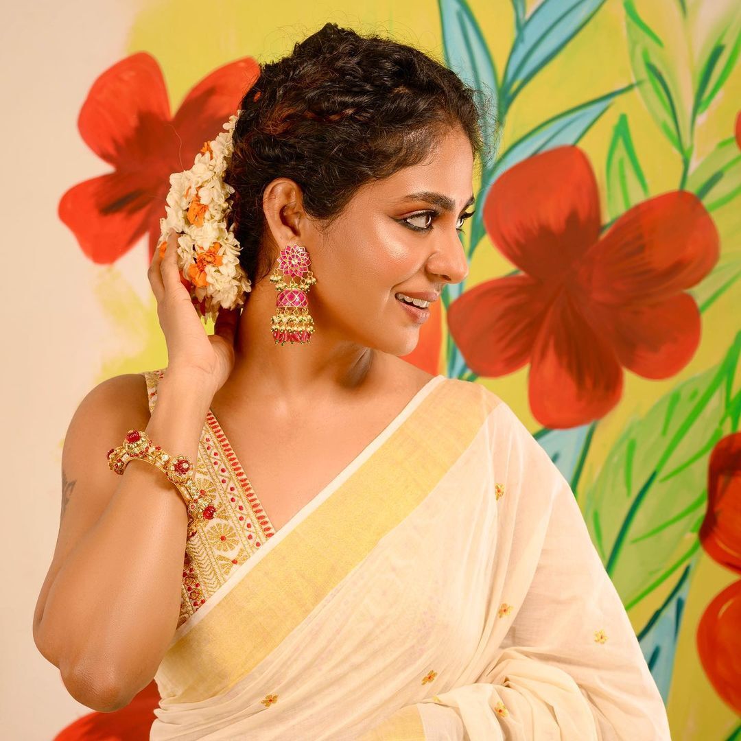 ഒരു രക്ഷയുമില്ലല്ലോ.. പച്ച സാരിയിൽ അതിസുന്ദരിയായി പൂർണിമ, ചിത്രങ്ങൾ വൈറൽ