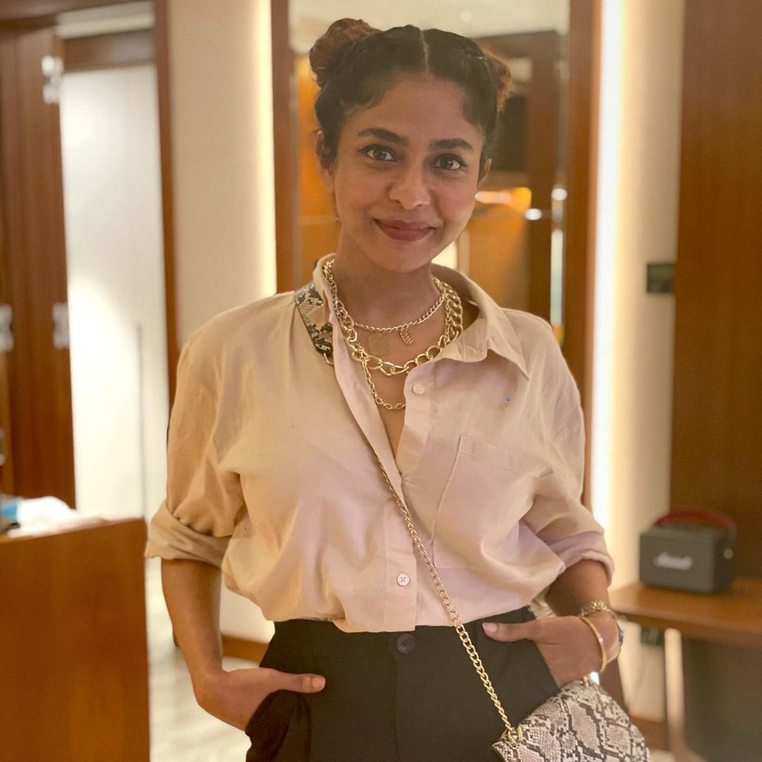 ഒരു രക്ഷയുമില്ലല്ലോ.. പച്ച സാരിയിൽ അതിസുന്ദരിയായി പൂർണിമ, ചിത്രങ്ങൾ വൈറൽ