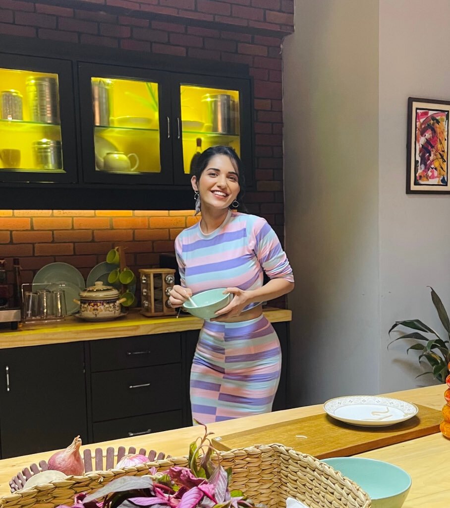 ruhani sharma:ఎద అందాలతో రెచ్చిపోయిన హాట్ బ్యూటీ  