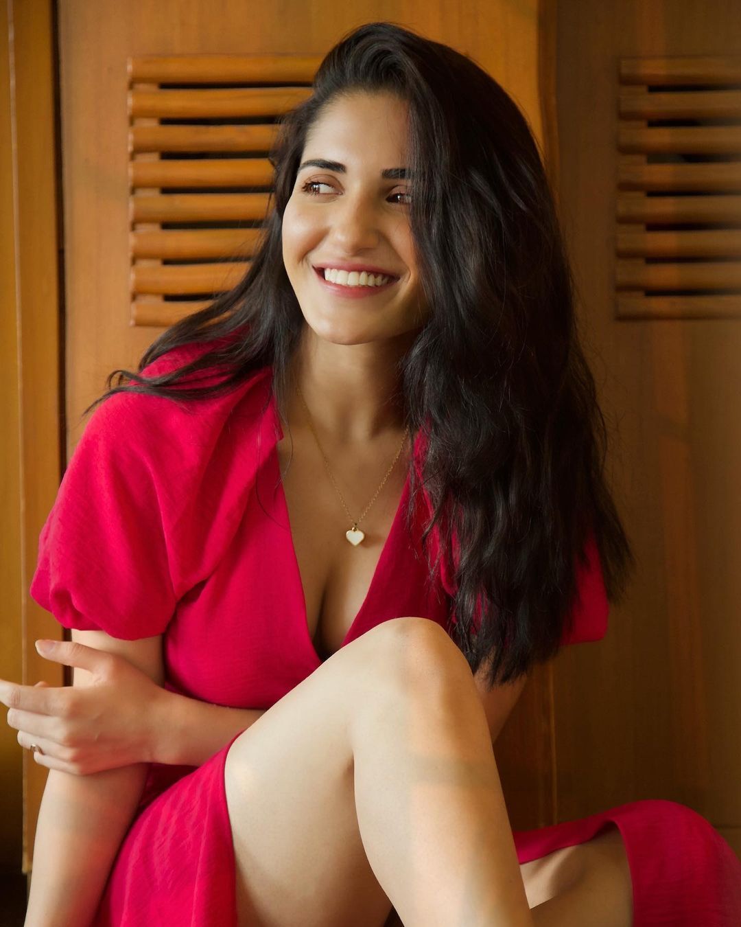 ruhani sharma:ఎద అందాలతో రెచ్చిపోయిన హాట్ బ్యూటీ  