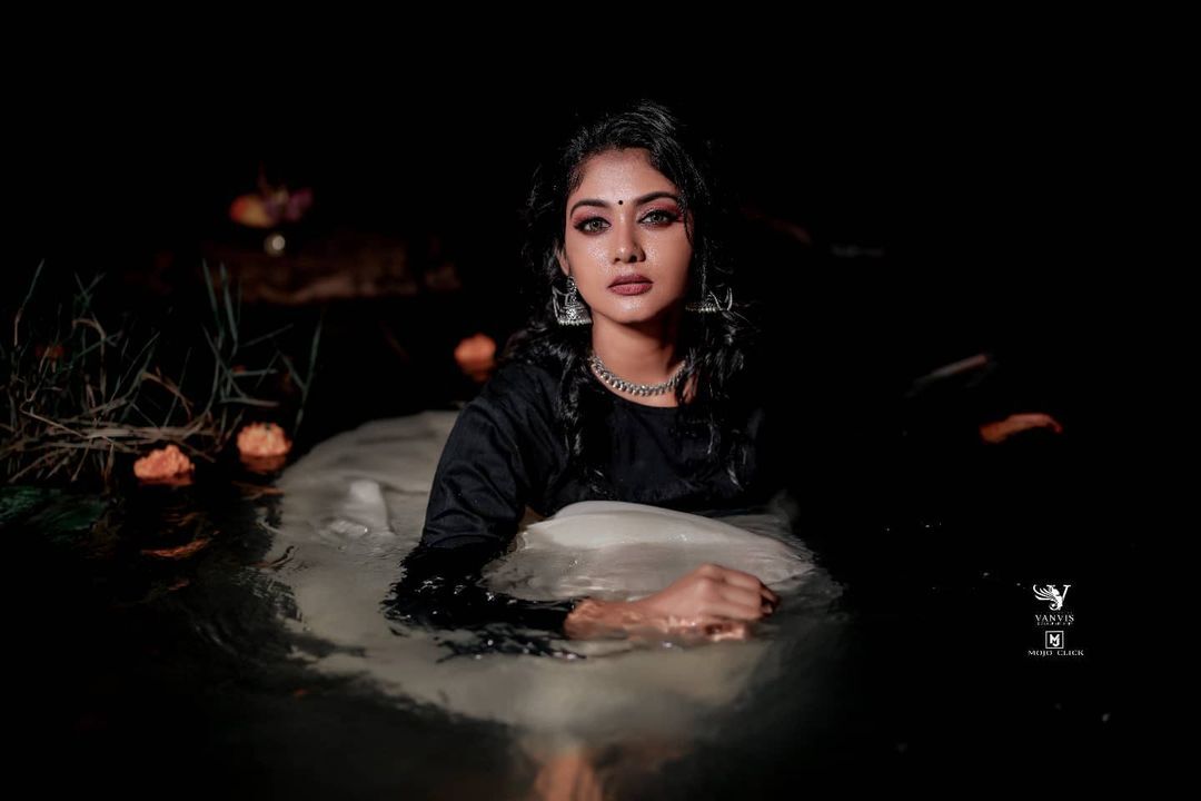 ആമ്പല്‍കുളത്തില്‍ അതീവ ഗ്ലാമറസായി വിന്ദുജ; പുതിയ ഫോട്ടോഷൂട്ട് ഏറ്റെടുത്ത് സോഷ്യല്‍ മീഡിയ