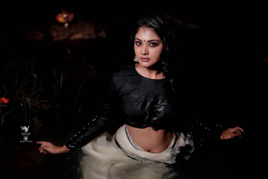 ആമ്പല്‍കുളത്തില്‍ അതീവ ഗ്ലാമറസായി വിന്ദുജ; പുതിയ ഫോട്ടോഷൂട്ട് ഏറ്റെടുത്ത് സോഷ്യല്‍ മീഡിയ