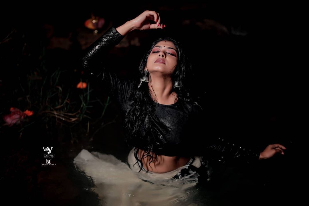 ആമ്പല്‍കുളത്തില്‍ അതീവ ഗ്ലാമറസായി വിന്ദുജ; പുതിയ ഫോട്ടോഷൂട്ട് ഏറ്റെടുത്ത് സോഷ്യല്‍ മീഡിയ