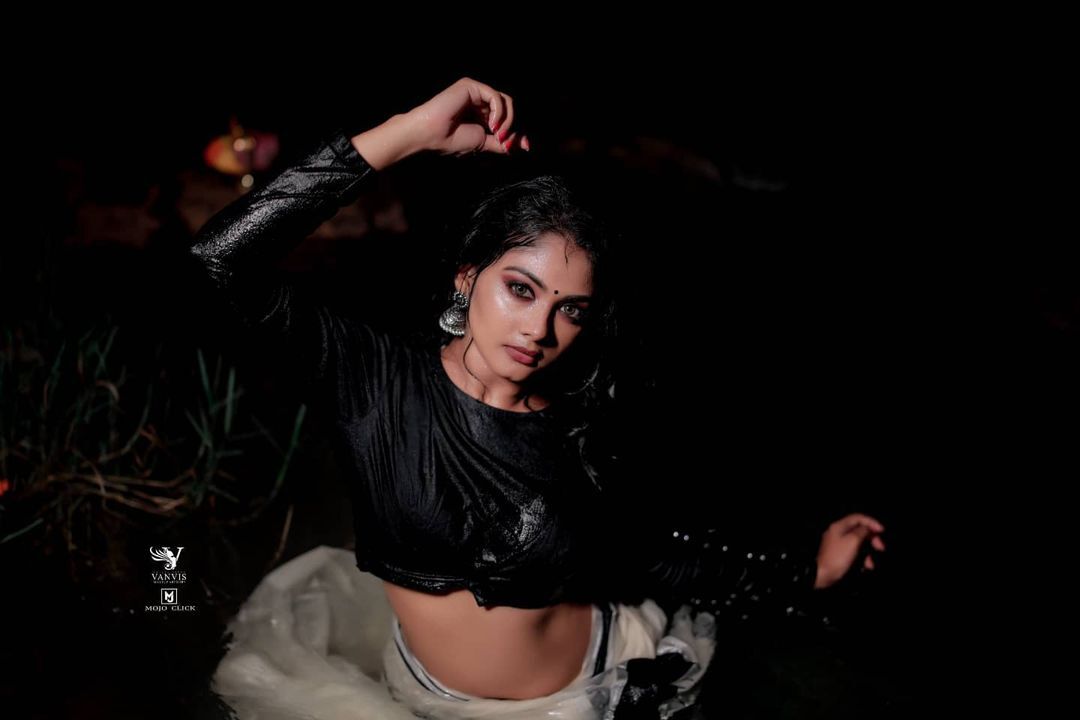 ആമ്പല്‍കുളത്തില്‍ അതീവ ഗ്ലാമറസായി വിന്ദുജ; പുതിയ ഫോട്ടോഷൂട്ട് ഏറ്റെടുത്ത് സോഷ്യല്‍ മീഡിയ