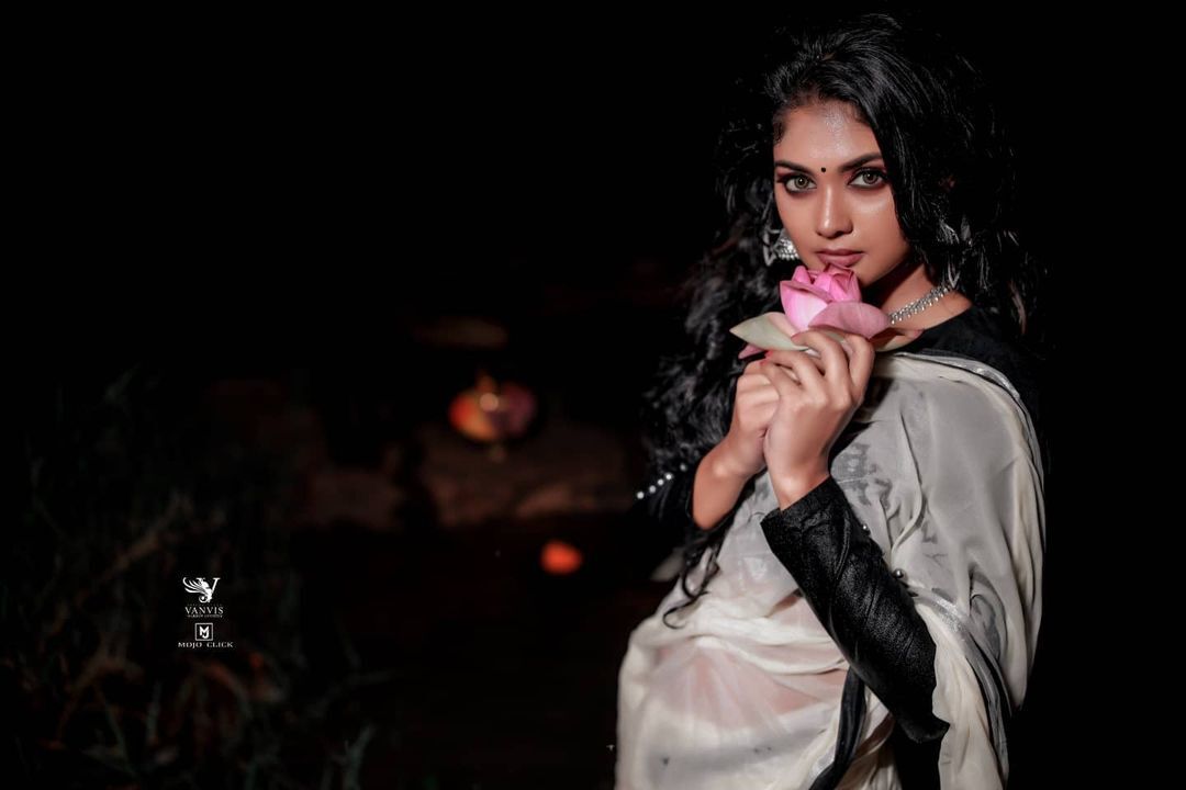 ആമ്പല്‍കുളത്തില്‍ അതീവ ഗ്ലാമറസായി വിന്ദുജ; പുതിയ ഫോട്ടോഷൂട്ട് ഏറ്റെടുത്ത് സോഷ്യല്‍ മീഡിയ