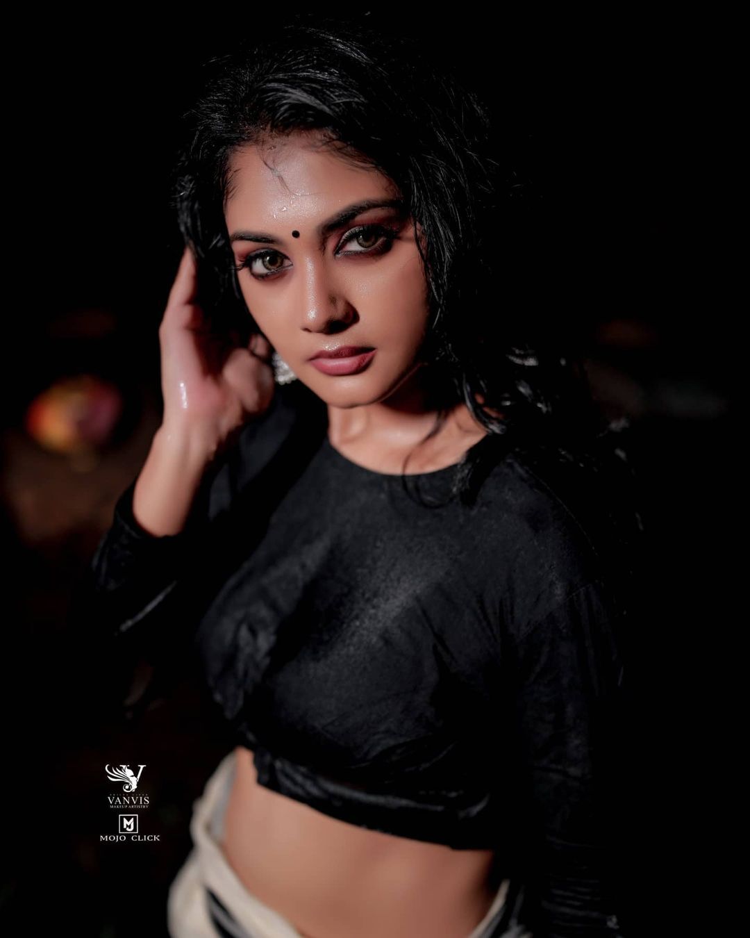 ആമ്പല്‍കുളത്തില്‍ അതീവ ഗ്ലാമറസായി വിന്ദുജ; പുതിയ ഫോട്ടോഷൂട്ട് ഏറ്റെടുത്ത് സോഷ്യല്‍ മീഡിയ