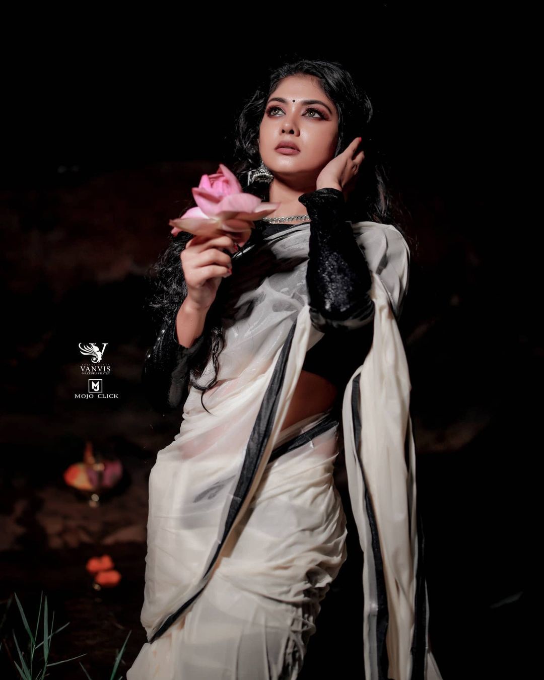 ആമ്പല്‍കുളത്തില്‍ അതീവ ഗ്ലാമറസായി വിന്ദുജ; പുതിയ ഫോട്ടോഷൂട്ട് ഏറ്റെടുത്ത് സോഷ്യല്‍ മീഡിയ