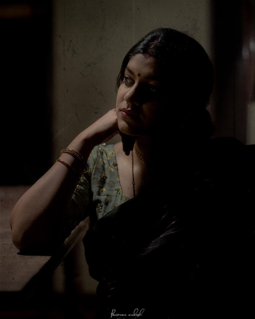 'തമിഴഴകി'..അപർണ ബാലമുരളി എന്തൊരു സുന്ദരിയാണ്.. വയലറ്റ് സാരിയിൽ നടിയുടെ ചിത്രങ്ങൾ