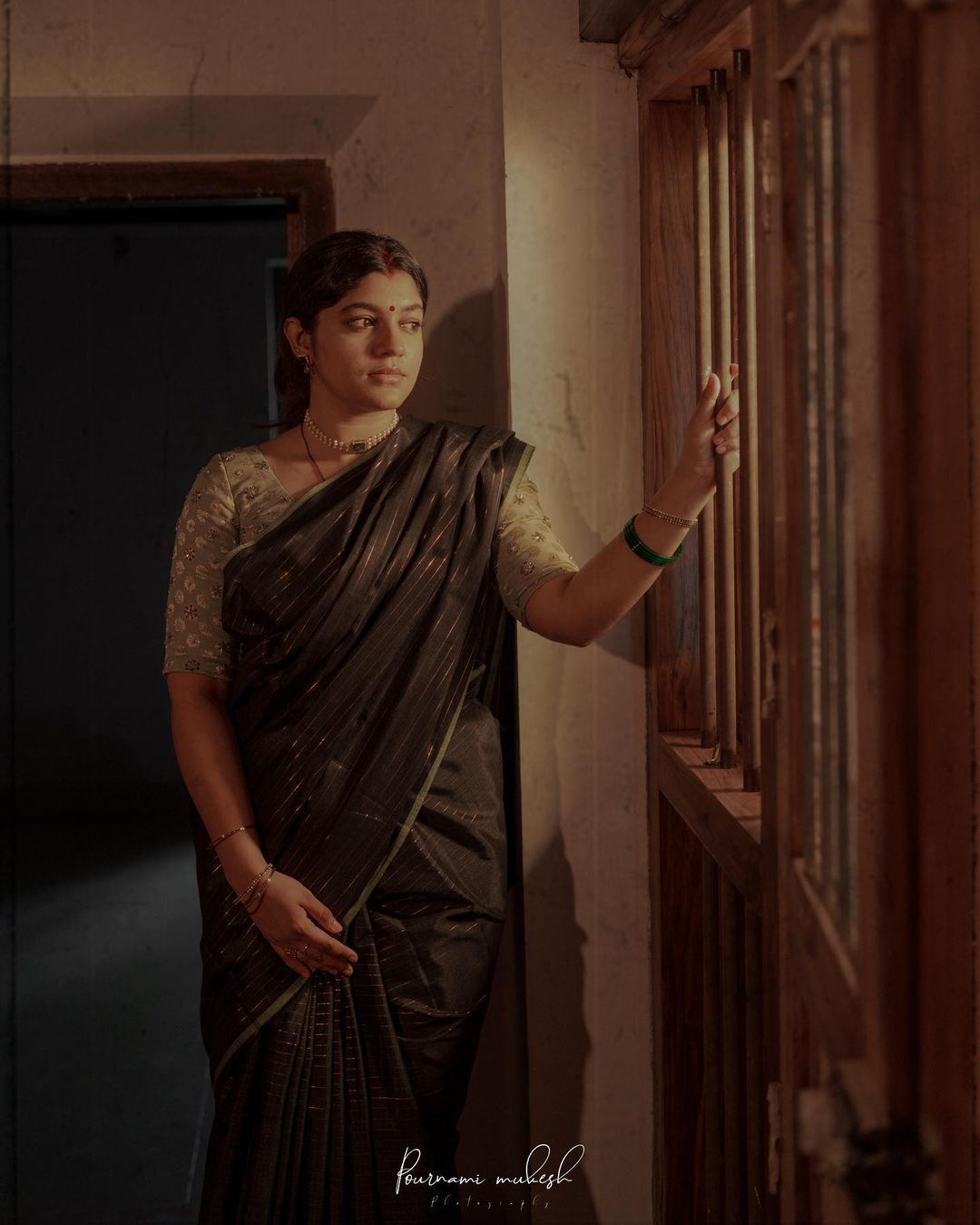 'തമിഴഴകി'..അപർണ ബാലമുരളി എന്തൊരു സുന്ദരിയാണ്.. വയലറ്റ് സാരിയിൽ നടിയുടെ ചിത്രങ്ങൾ