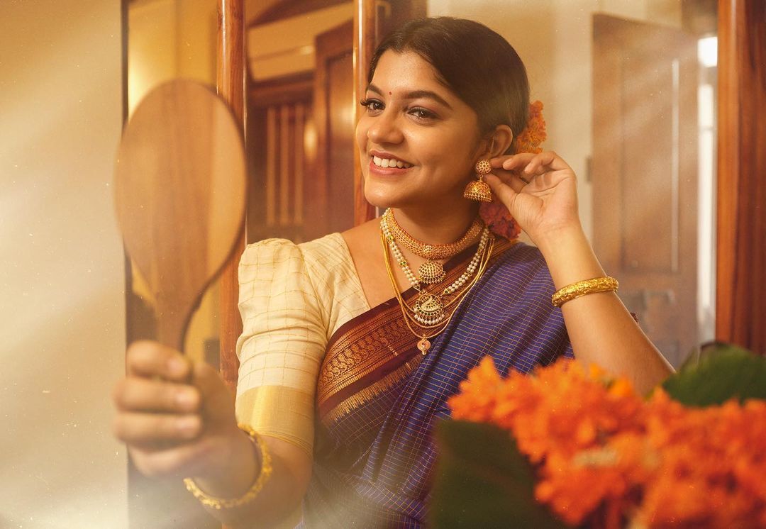 'തമിഴഴകി'..അപർണ ബാലമുരളി എന്തൊരു സുന്ദരിയാണ്.. വയലറ്റ് സാരിയിൽ നടിയുടെ ചിത്രങ്ങൾ