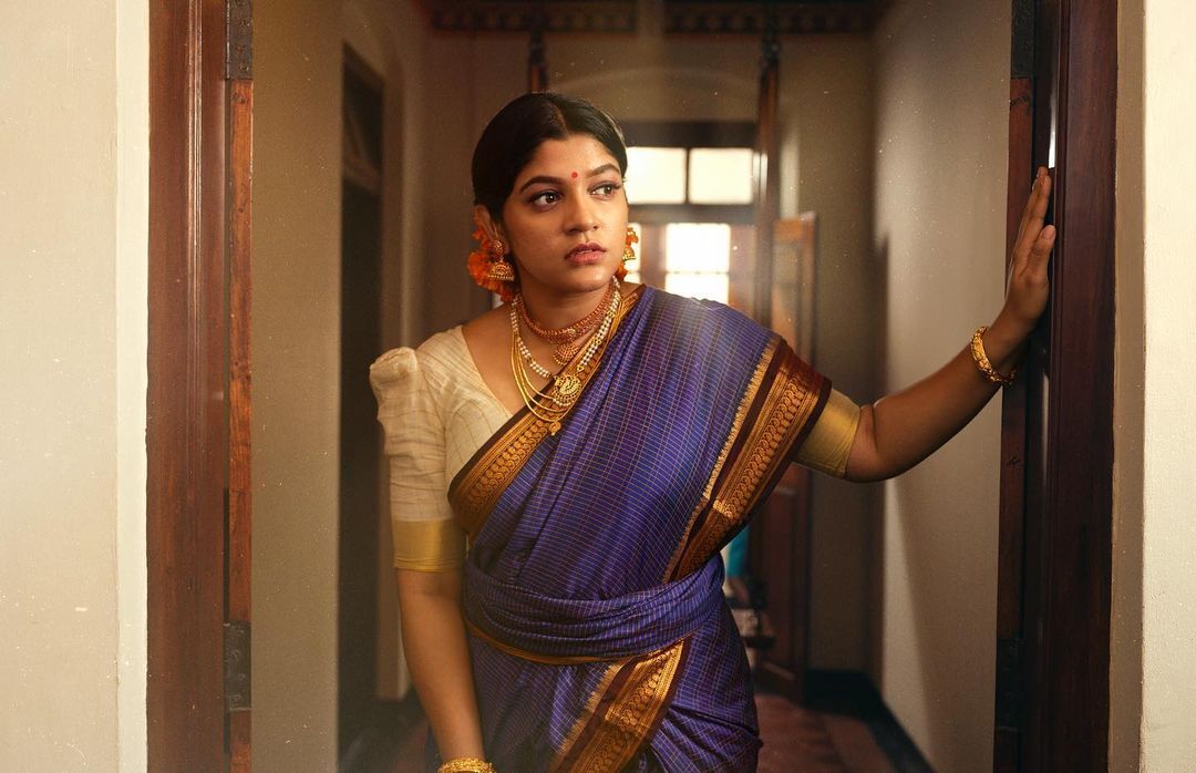 'തമിഴഴകി'..അപർണ ബാലമുരളി എന്തൊരു സുന്ദരിയാണ്.. വയലറ്റ് സാരിയിൽ നടിയുടെ ചിത്രങ്ങൾ