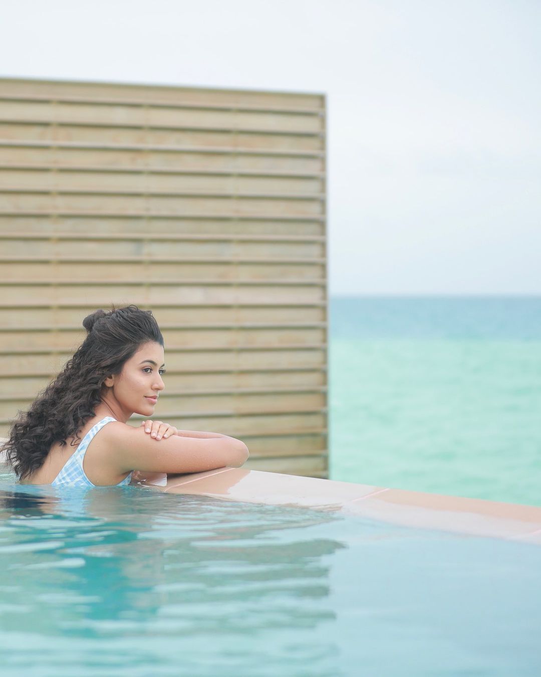 പൂളില്‍ അടിച്ചുപൊളിക്കുകയാണല്ലേ; അഞ്ജുവിന്റെ ഏറ്റവും പുതിയ ചിത്രങ്ങള്‍ വൈറല്‍