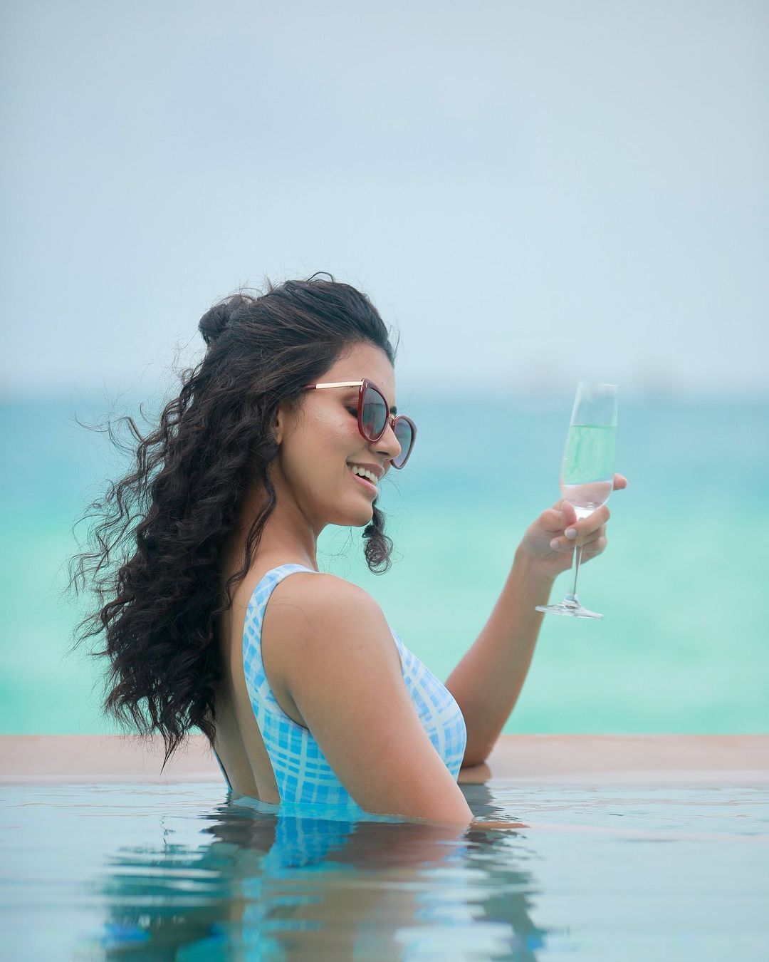 പൂളില്‍ അടിച്ചുപൊളിക്കുകയാണല്ലേ; അഞ്ജുവിന്റെ ഏറ്റവും പുതിയ ചിത്രങ്ങള്‍ വൈറല്‍