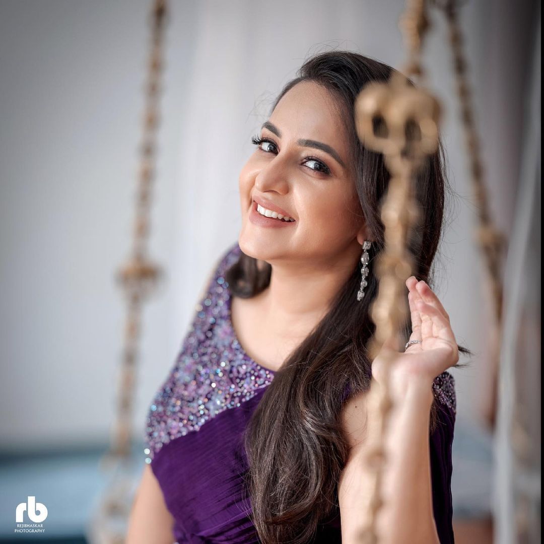 പുത്തന്‍ മേക്കോവറില്‍ ആരാധകരെ ഞെട്ടിച്ച് ഭാമ; ഫോട്ടോഷൂട്ട് പൊളിച്ചെന്ന് സോഷ്യല്‍ മീഡിയ