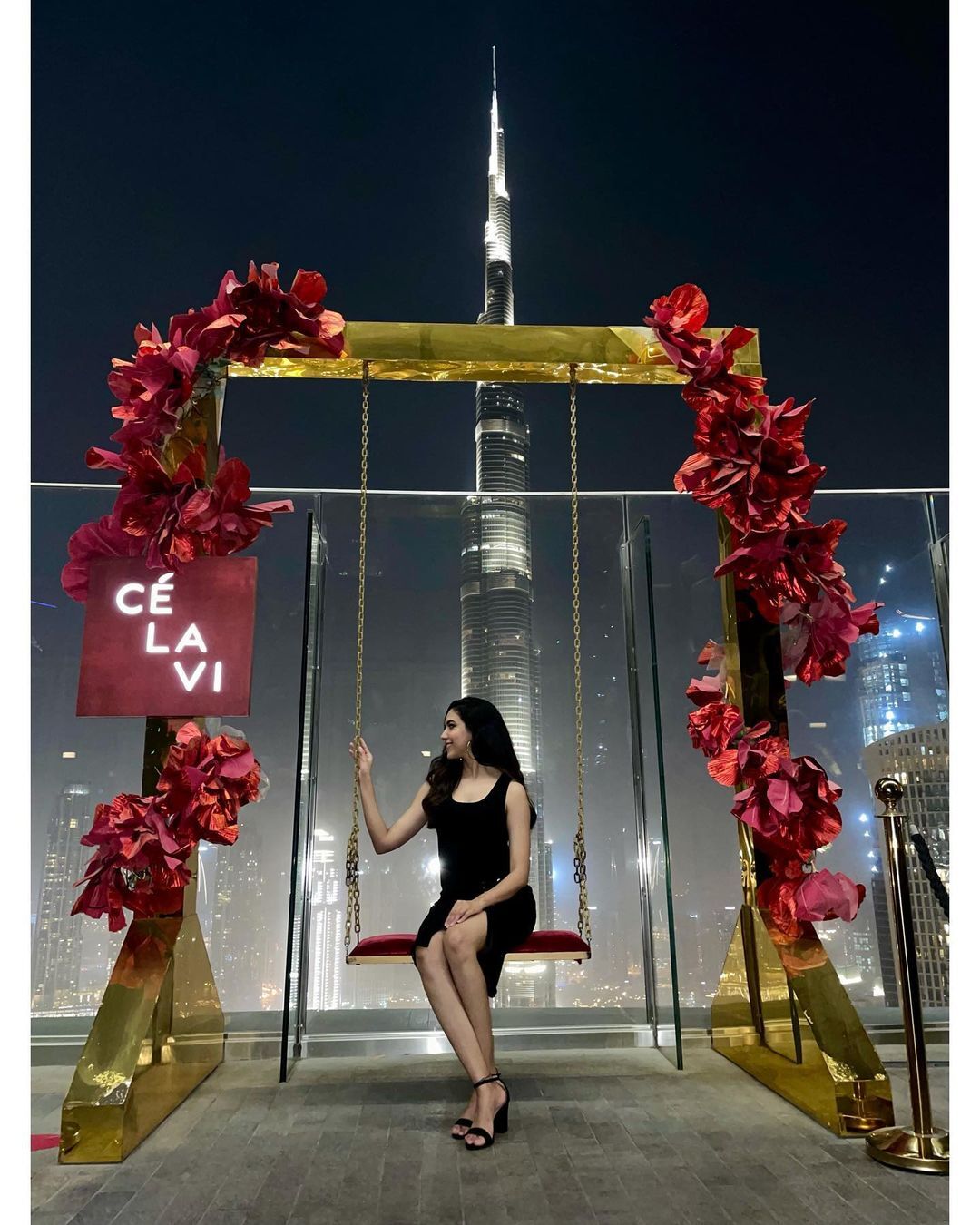 ബുർജ് ഖലീഫയ്ക്ക് മുൻപിൽ സൂപ്പർ കൂളായി ഋതു വർമയുടെ ചിത്രങ്ങൾ... വൈറൽ