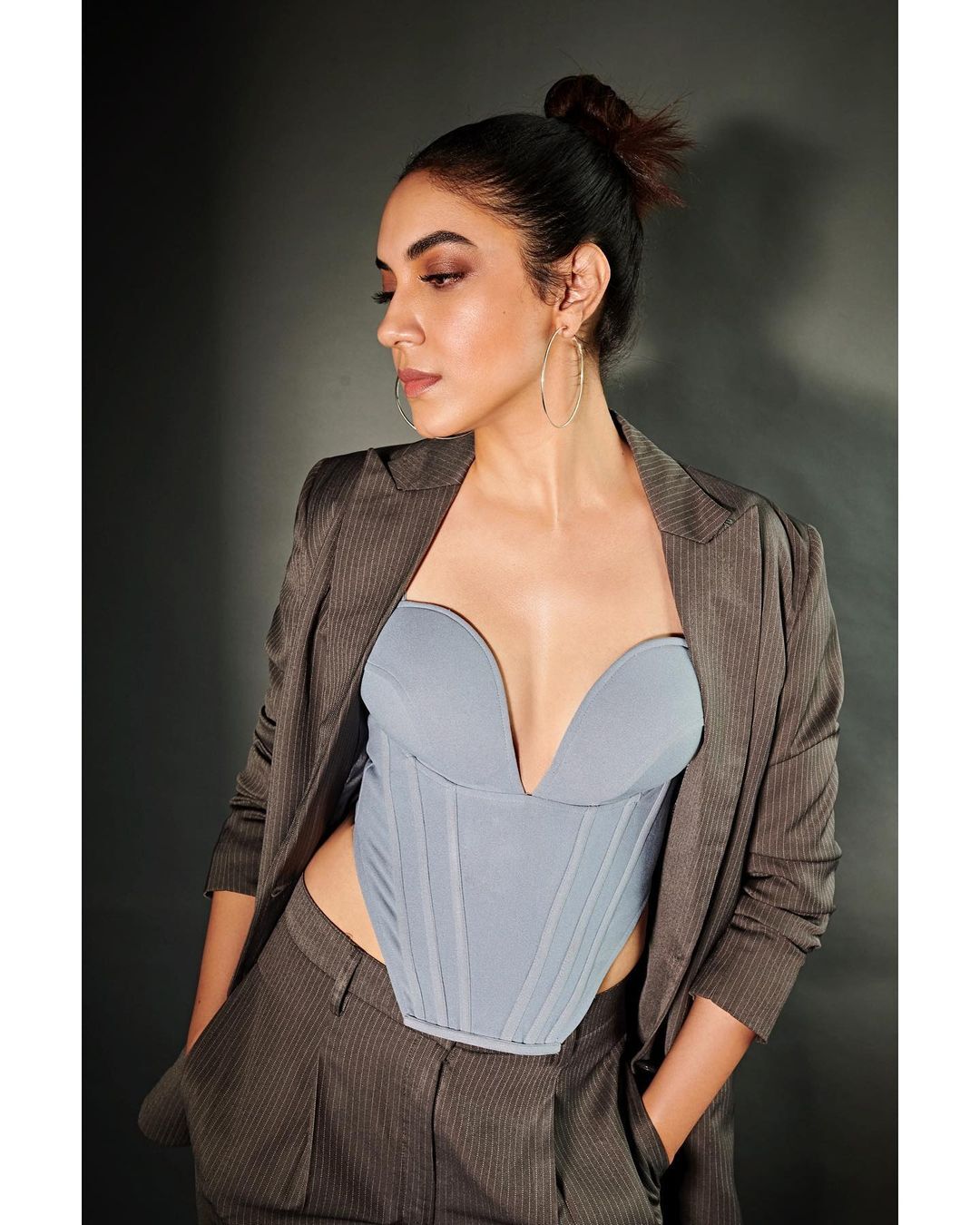 ബുർജ് ഖലീഫയ്ക്ക് മുൻപിൽ സൂപ്പർ കൂളായി ഋതു വർമയുടെ ചിത്രങ്ങൾ... വൈറൽ