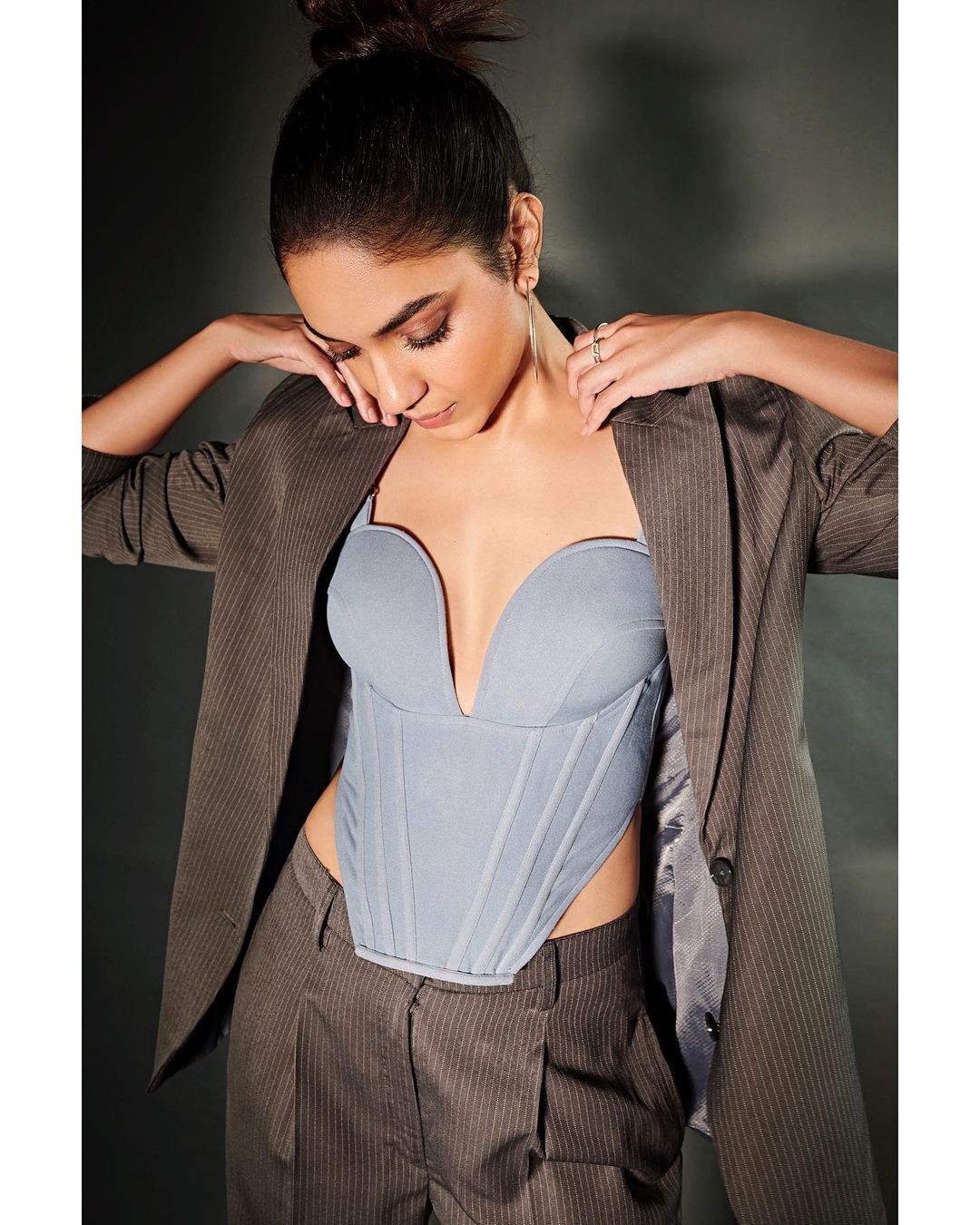 ബുർജ് ഖലീഫയ്ക്ക് മുൻപിൽ സൂപ്പർ കൂളായി ഋതു വർമയുടെ ചിത്രങ്ങൾ... വൈറൽ