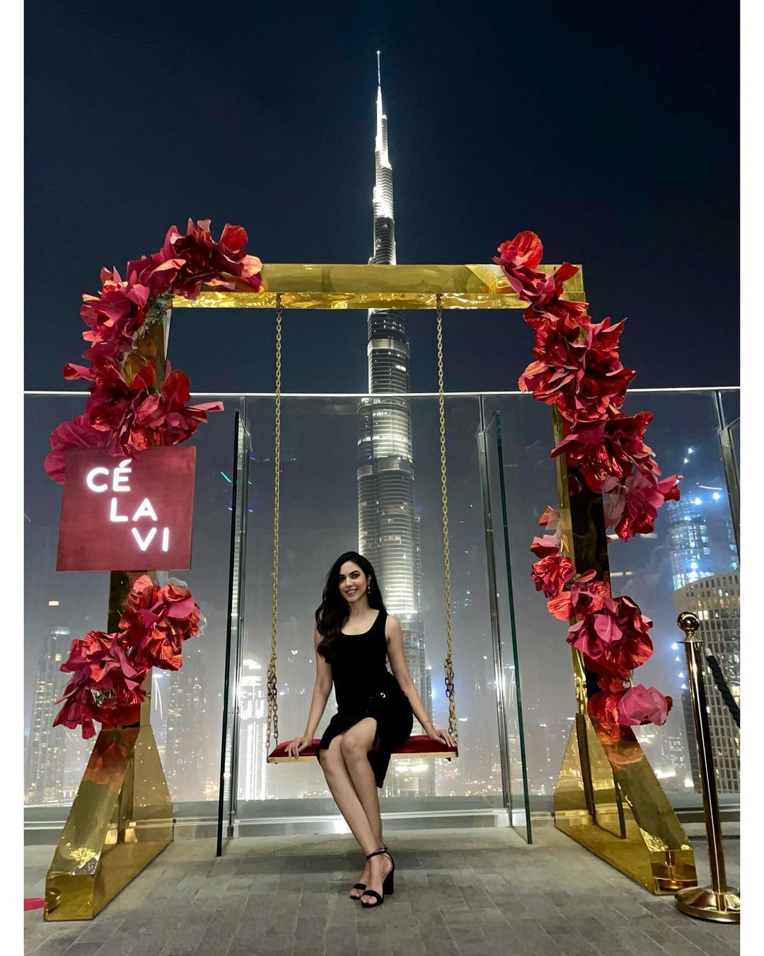 ബുർജ് ഖലീഫയ്ക്ക് മുൻപിൽ സൂപ്പർ കൂളായി ഋതു വർമയുടെ ചിത്രങ്ങൾ... വൈറൽ