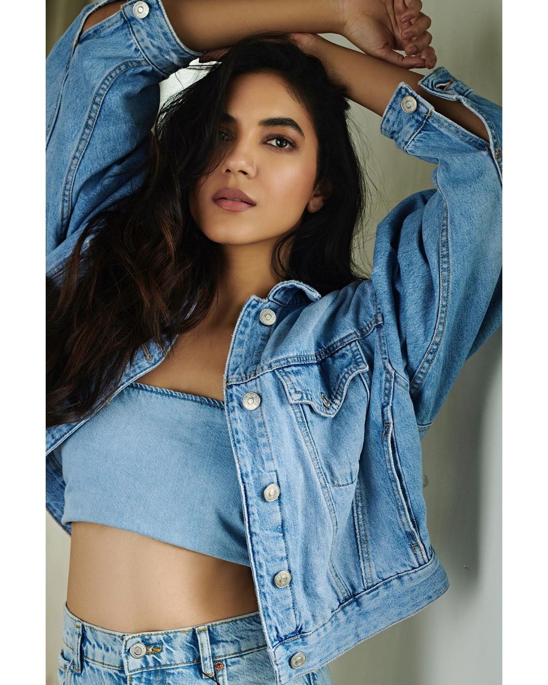 ബുർജ് ഖലീഫയ്ക്ക് മുൻപിൽ സൂപ്പർ കൂളായി ഋതു വർമയുടെ ചിത്രങ്ങൾ... വൈറൽ