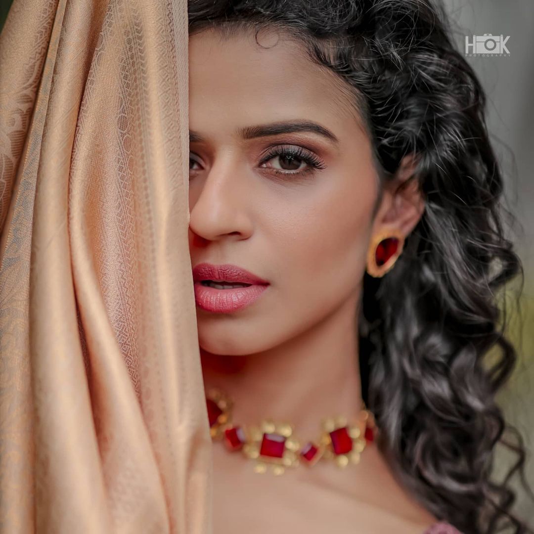 സാരിയില്‍ അതീവ സുന്ദരിയായി ഉടന്‍പണം താരം മീനാക്ഷി; പുതിയ ചിത്രങ്ങള്‍ വൈറല്‍