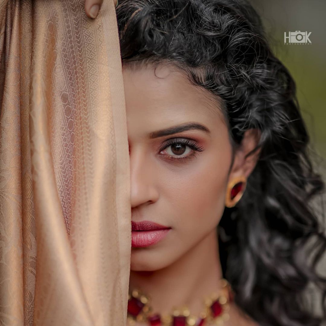 സാരിയില്‍ അതീവ സുന്ദരിയായി ഉടന്‍പണം താരം മീനാക്ഷി; പുതിയ ചിത്രങ്ങള്‍ വൈറല്‍