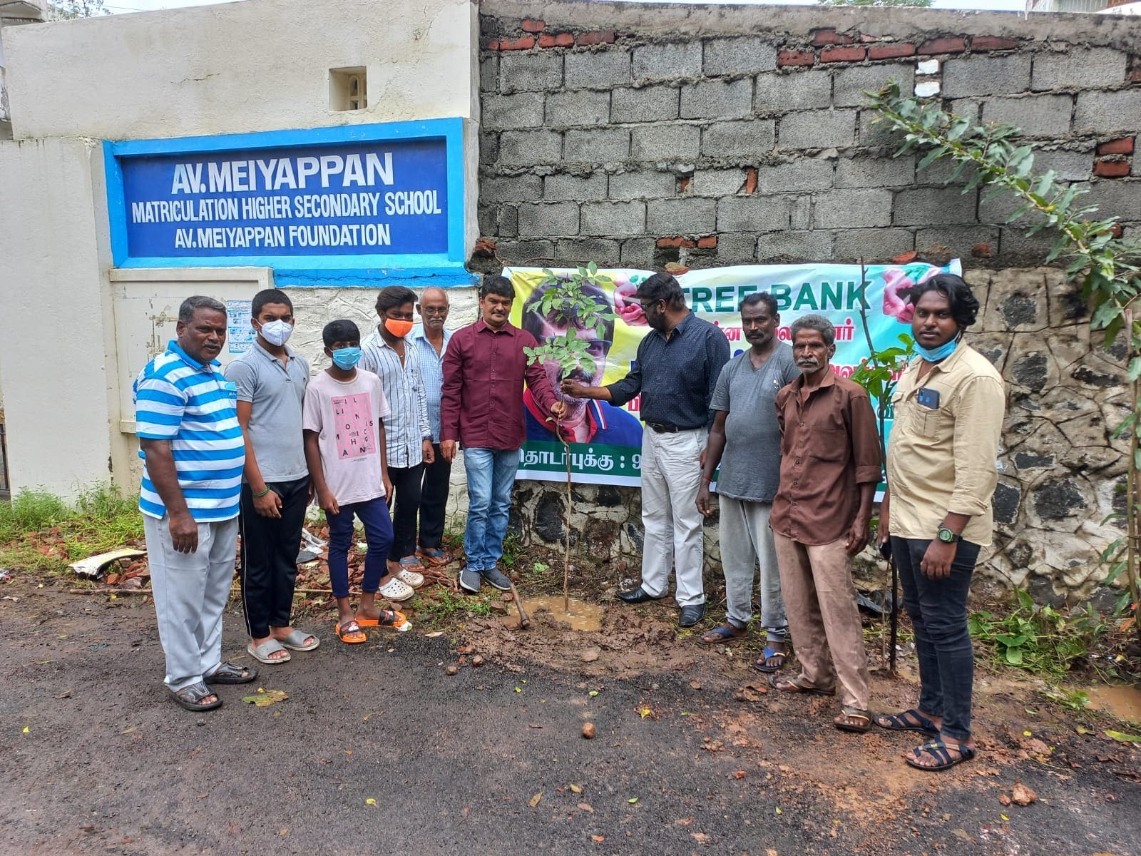 விவேக்கின் 1 கோடி மரம் நடும் கனவை நிறைவேற்றுவேன்...! விவேக்கின் பிறந்தநாளில் செல்முருகன் உறுதி! 
