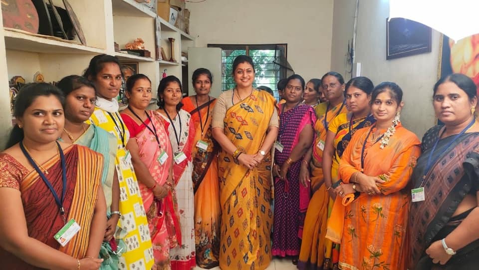 శభాష్ పుష్ప-రోజమ్మ చలువ-నీట్‌లో 89శాతం(ఫోటోలు)