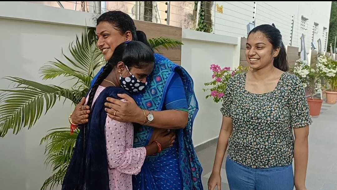 శభాష్ పుష్ప-రోజమ్మ చలువ-నీట్‌లో 89శాతం(ఫోటోలు)