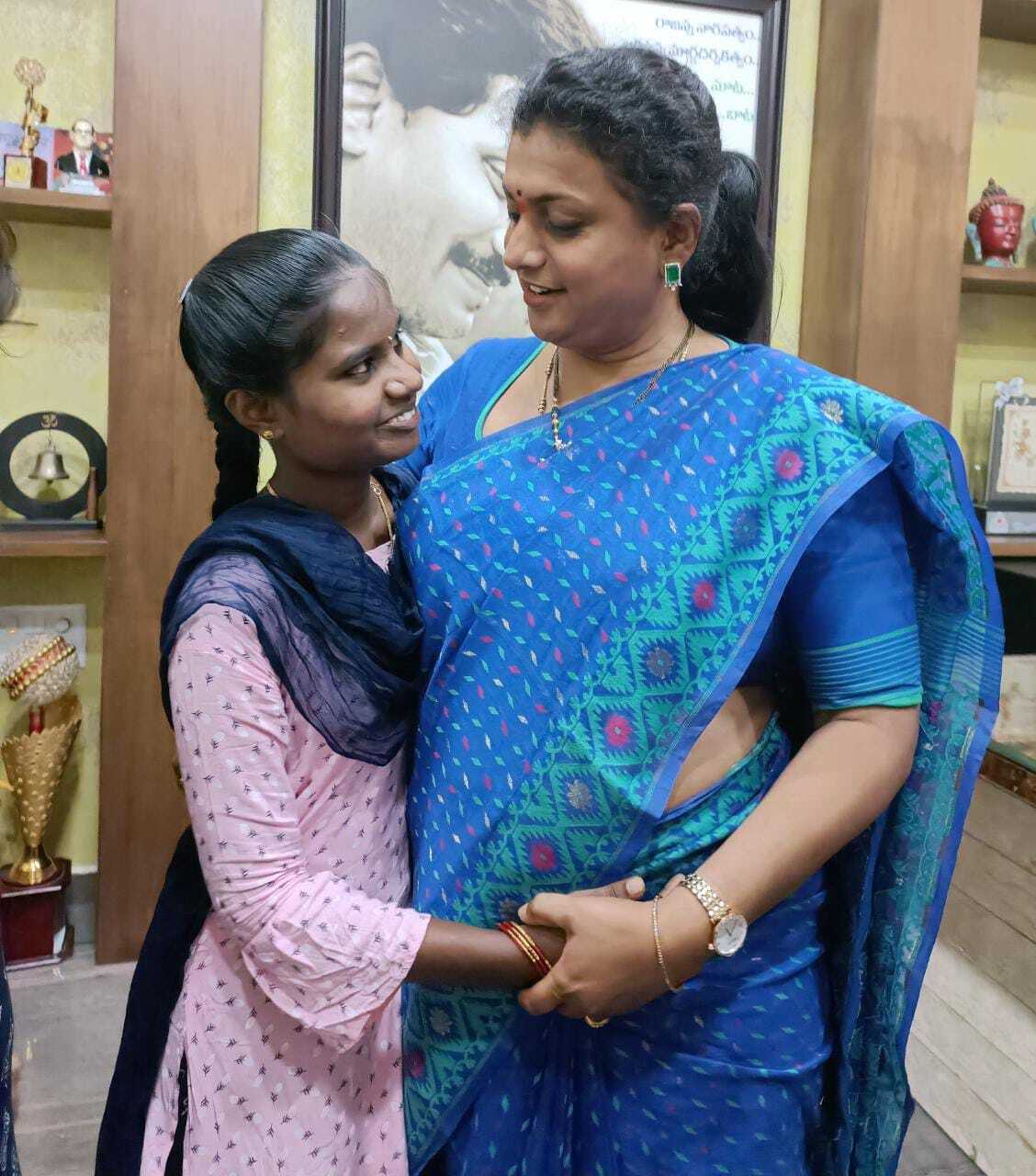 శభాష్ పుష్ప-రోజమ్మ చలువ-నీట్‌లో 89శాతం(ఫోటోలు)